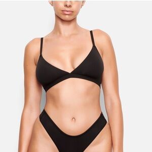 SKIMS FITS EVERYBODY TRIANGLE BRALETTE ONYX